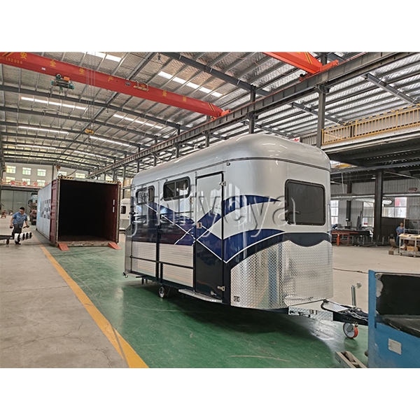 甘肃牧民游牧车